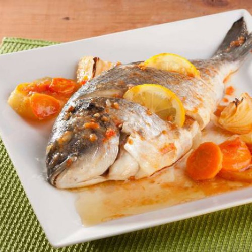 Dorada al horno con patatas, receta fácil y saludable de pescado de lo más tradicional
